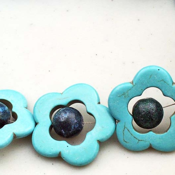 FLOWERS IN FAUX HOWLITE & FAUX TURQUOISE STONE NECKLACE, 22 INCHES, LOBSTER - Picture 1 of 2
